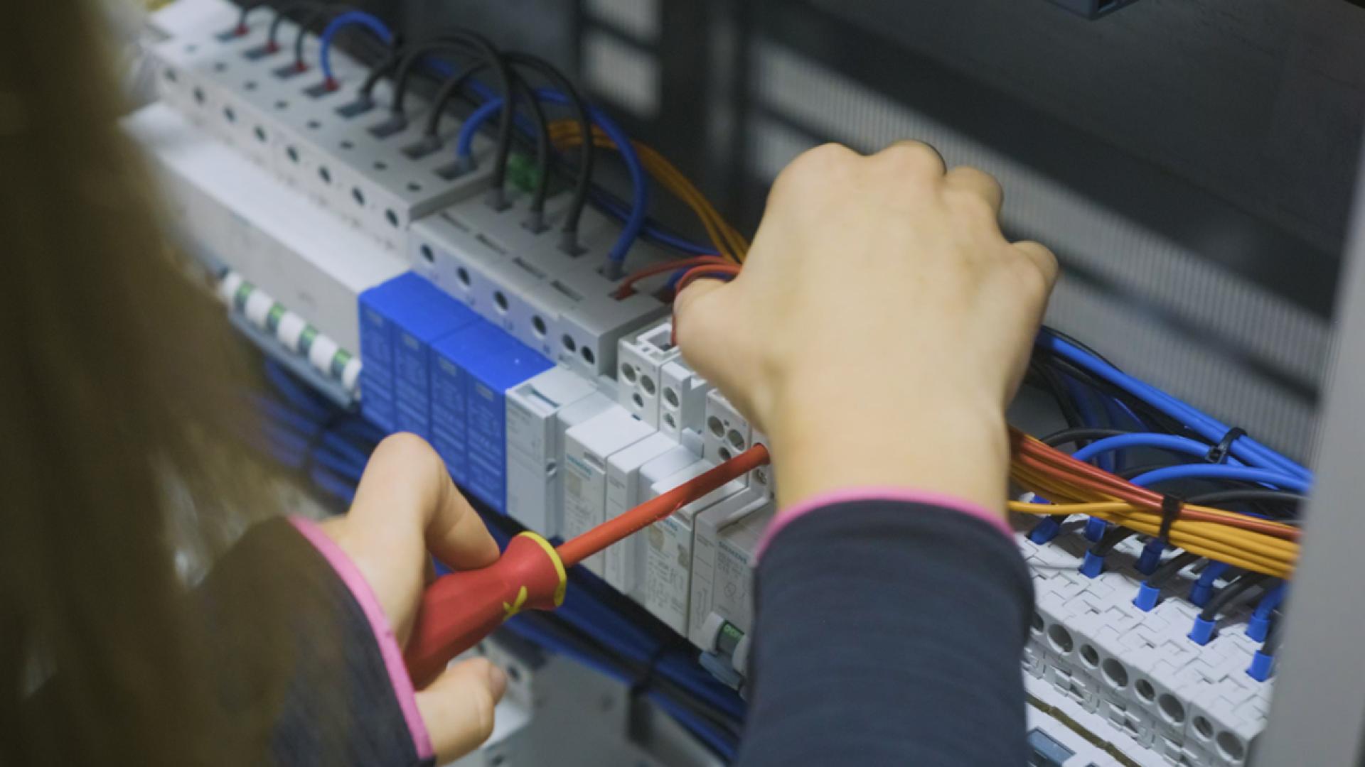 Inginer electric – execuție (curenți tari și curenți slabi)