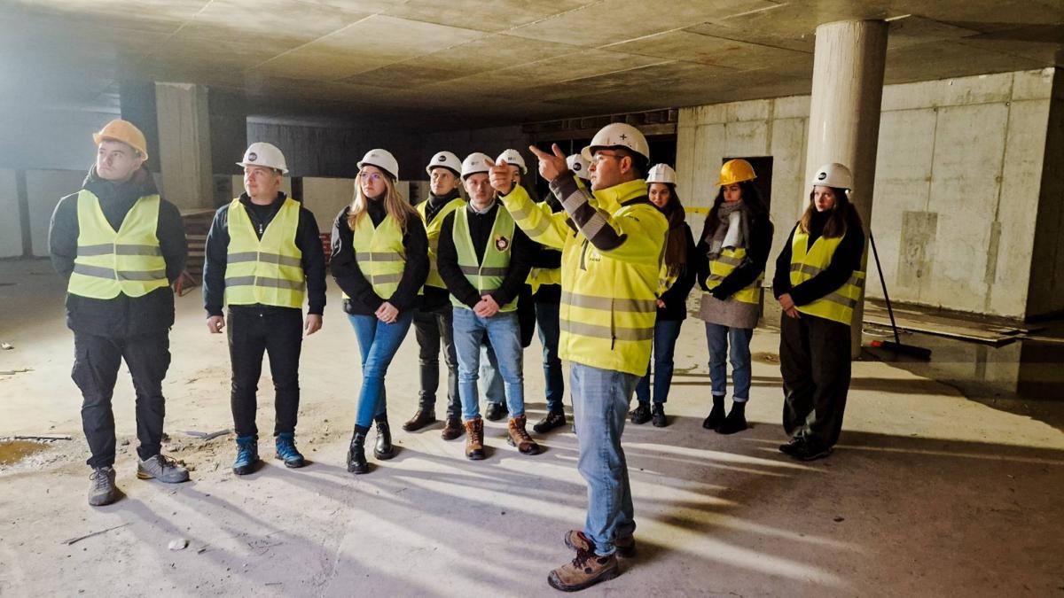 Students Visiting the Construction Site of the Artificial Intelligence Research Institute