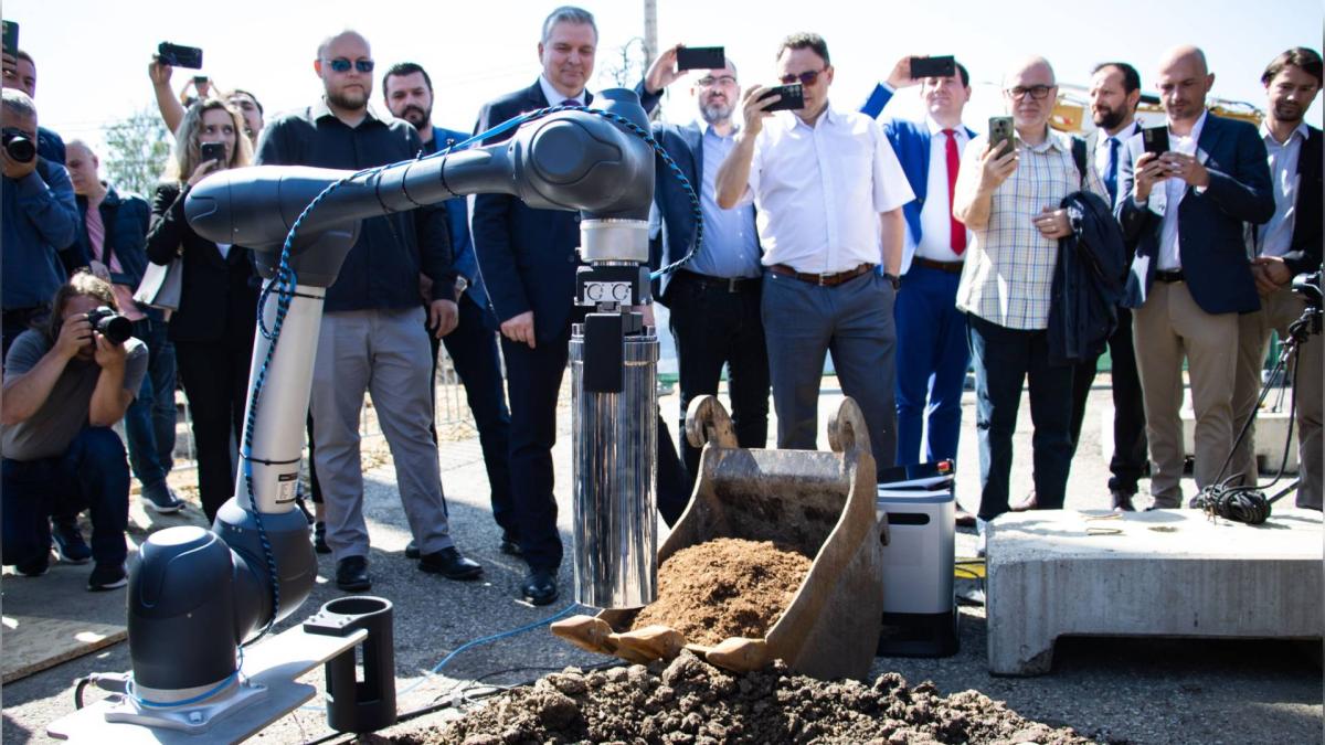 Ceremonie oficială de punere a pietrei de temelie la construcția Institutului de Cercetare în Inteligență Artificială al Universității Tehnice din Cluj-Napoca