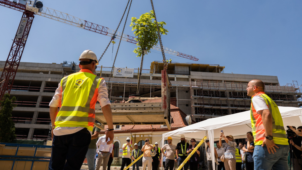 The celebration of the bouquet of flowers, reaching the highest point of the structure, at the construction of the Research Institute for Artificial Intelligence
