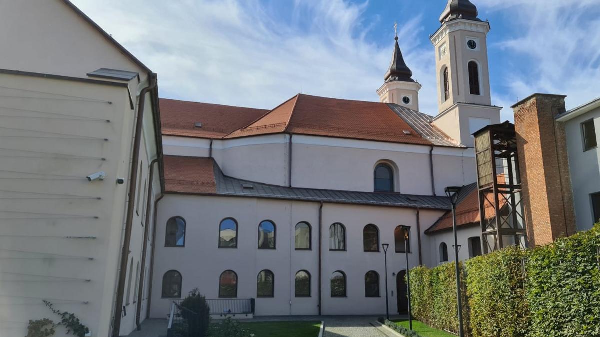 A szamosújvári ferences templom és kolostor rehabilitációja. Generálkivitelezés.