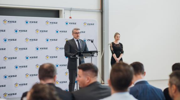 Dezvoltarea KÉSZ România a avut ecou atât în presa internațională, cât și în cea națională